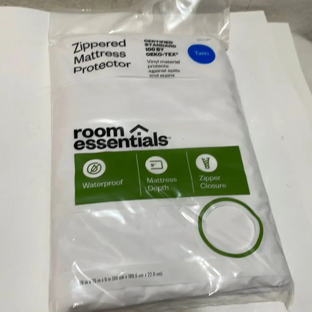 Room Essentials Zippered twin Sz Mattress Protector Waterproof White